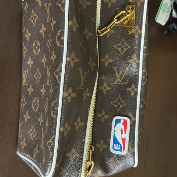 Louis Vuitton x NBA Cloakroom Dopp Kit Monogram - Picture 10 of 10